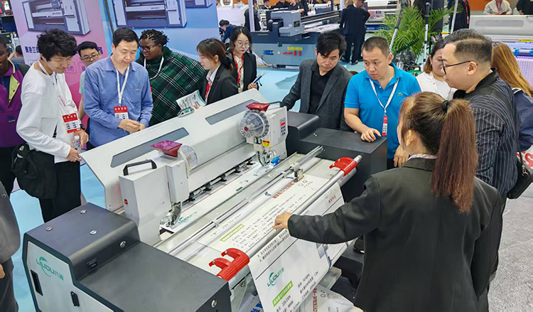 六渡自動展架機